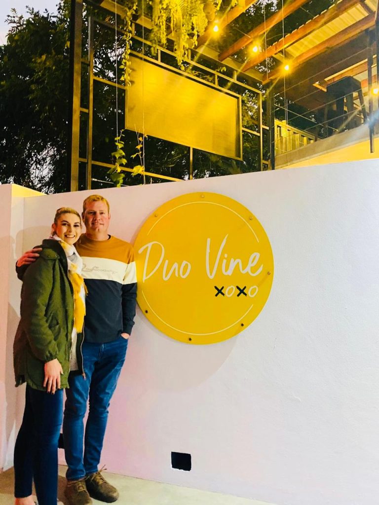 Elize and Dierk in front of Duo Vine Logo